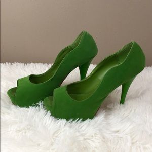 Green velvet stilettos by Qupid. Sz 6.5